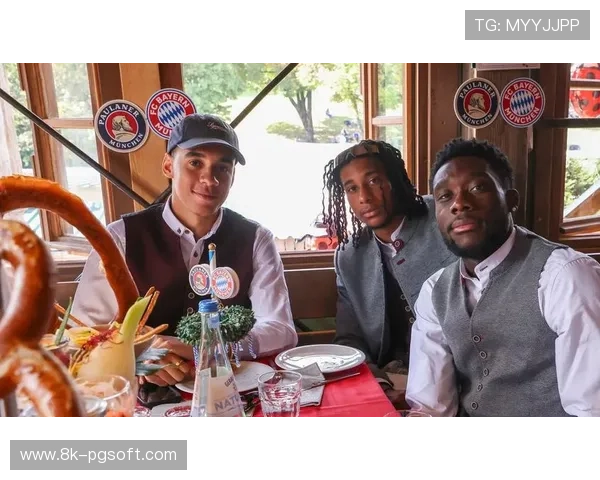 慕尼黑啤酒节：拜仁主帅孔帕尼与球员参与传统活动